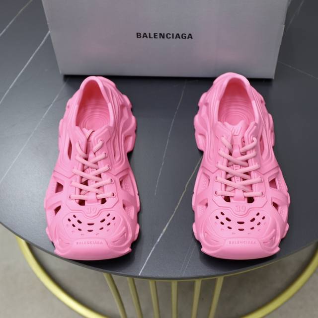 出厂价： 法国高端奢侈品牌-巴黎世家洞洞鞋半拖balenciaga Mold Closed Rubber Sandals”Yellow“克罗斯系列百搭潮流沙滩涉